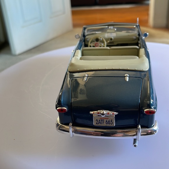 1949 Ford Convertible Blue Scale 1/18 Diecast Model Car by Maisto - Picture 3 of 11